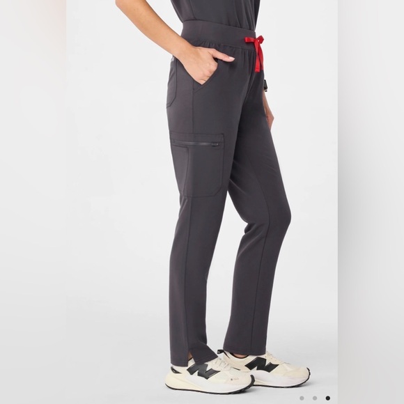Figs scrub set charcoal HW yolo skinny pants XS reg & Catarina one pocket top XS - Picture 11 of 14